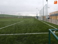 Foto 3 - El campo de fútbol El Salinar ya luce una renovada imagen con césped artificial 