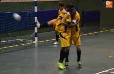 Foto 3 - Primera victoria del III Senior, que pudo lograr una goleada de escándalo