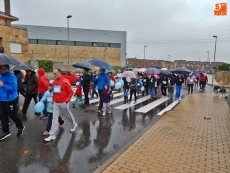 Foto 6 - La Marcha Solidaria en Familia capea la lluvia con la buena acogida de participantes