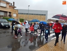 Foto 4 - La Marcha Solidaria en Familia capea la lluvia con la buena acogida de participantes