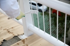 La imagen del puente Príncipe de Asturias mejora con el repintado de sus barandillas