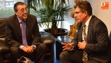 Mena anima al gerente de Atención Especializada para que el Hospital siga siendo referente en la...