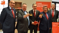 El rector de la Universidad Pontificia de Salamanca, Ángel Galindo, y el director del Carné Universitario y Desarrollo de Negocio de Santander Universidades España, Amador Fraile, han presentado la emisión instantánea de la Tarjeta Universitaria Inteligen