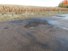 La lluvia agrava el mal estado de la carretera que enlaza Pino de Tormes con Almenara