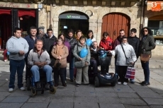 Un centenar de personas conforma un gran c&iacute;rculo azul por el D&iacute;a Mundial de la Diabetes