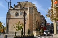 Los Bomberos retiran un nido de cig&uuml;e&ntilde;a del Convento de San Francisco