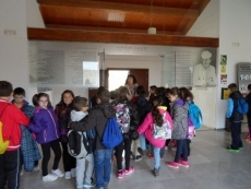 Los alumnos del Miguel de Cervantes visitan la Villa del Libro en Urue&ntilde;a