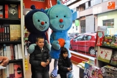 Los mu&ntilde;ecos Pupi y Pompita con los m&aacute;s peque&ntilde;os en la Librer&iacute;a Musara&ntilde;as