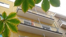 Zoes pinta el Barrio del Oeste de naranja contra la violencia de género