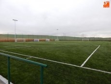 El campo de f&uacute;tbol El Salinar ya luce una renovada imagen con c&eacute;sped artificial 