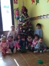 Foto 2 - Los niños y niñas de la guardería Garabato se divierten colocando el árbol de navidad