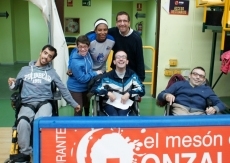 Foto 4 - Alumnos de Aspace hacen de periodistas con la jugadora Anna Montañana