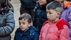 Foto 6 - Niños y mayores degustan unas ricas castañas asadas 