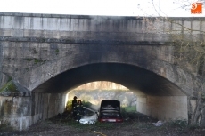 Foto 5 - Arde bajo el Puente Nuevo de Ciudad Rodrigo un vehículo robado