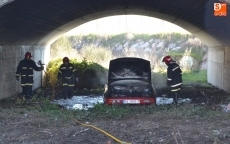 Foto 4 - Arde bajo el Puente Nuevo de Ciudad Rodrigo un vehículo robado