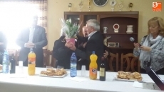 Foto 3 - Homenaje a Serafín Martín y Bernardina Rodríguez en la fiesta de la Asociación de Mayores