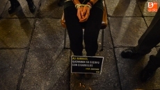 Foto 6 - La Plaza Mayor se 'tiñe' de amarillo por los Derechos Humanos