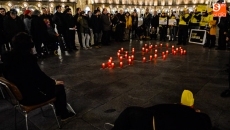 Foto 5 - La Plaza Mayor se 'tiñe' de amarillo por los Derechos Humanos