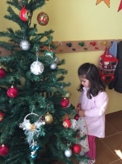 Foto 6 - Los niños y niñas de la guardería Garabato se divierten colocando el árbol de navidad