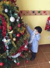 Foto 5 - Los niños y niñas de la guardería Garabato se divierten colocando el árbol de navidad