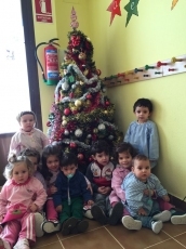 Foto 3 - Los niños y niñas de la guardería Garabato se divierten colocando el árbol de navidad