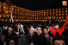 Foto 5 - Los universitarios ya celebran el Año Nuevo en la Plaza Mayor