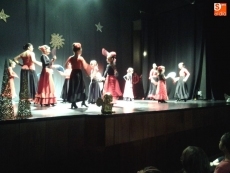 Foto 5 - Las actuaciones de las alumnas de la Escuela Municipal de Danza arrancan los vítores del público
