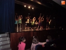 Foto 3 - Las actuaciones de las alumnas de la Escuela Municipal de Danza arrancan los vítores del público