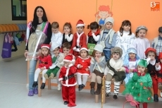 Foto 5 - Un cordero se convierte en el gran animador de la fiesta de Navidad de la Escuela Infantil