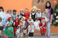 Foto 3 - Un cordero se convierte en el gran animador de la fiesta de Navidad de la Escuela Infantil