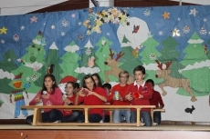 Foto 6 - Los alumnos del CEIP Villa de Felipe II se divierten en el festival navideño