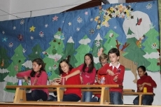 Foto 5 - Los alumnos del CEIP Villa de Felipe II se divierten en el festival navideño