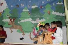 Foto 4 - Los alumnos del CEIP Villa de Felipe II se divierten en el festival navideño