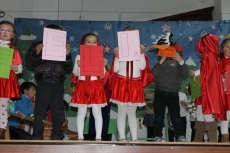 Foto 3 - Los alumnos del CEIP Villa de Felipe II se divierten en el festival navideño