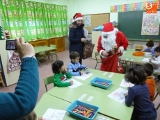 Foto 5 - Papá Noel reparte ilusión y gominolas entre los más pequeños 