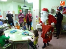 Foto 4 - Papá Noel reparte ilusión y gominolas entre los más pequeños 