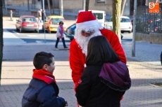 Foto 4 - Papa Noel recorre las calles de Pizarrales para celebrar la Navidad