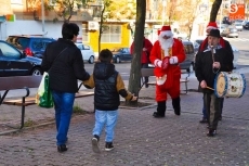 Foto 3 - Papa Noel recorre las calles de Pizarrales para celebrar la Navidad