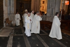 Foto 4 - Numerosos fieles asisten a la Misa Estacional por la Natividad del Señor