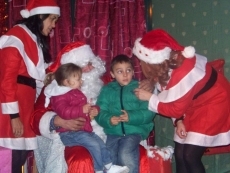 Foto 3 - Caluroso recibimiento a Papa Noel en Terradillos 
