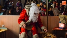Los niños disfrutan de la llegada de San Nicolás a ZOES