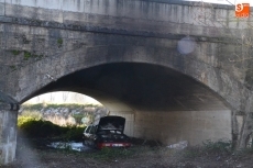Arde bajo el Puente Nuevo de Ciudad Rodrigo un veh&iacute;culo robado