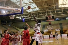 Diadia Mbaye recoge zapatillas de deporte para llevárselas a los niños de Senegal