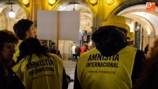 La Plaza Mayor se 'ti&ntilde;e' de amarillo por los Derechos Humanos