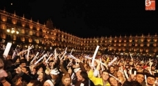 Miles de jóvenes celebran la Nochevieja en la Plaza Mayor. Foto: Cristina de la Cuesta