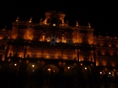 Una gran bola navideña de 7 kilómetros de guirnalda led ilumina la Plaza