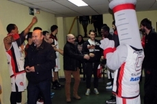 Aquimisa CB Tormes premia a su afición haciéndole un original pasillo