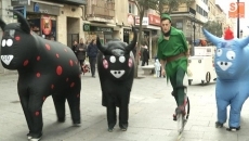 Pasacalles con divertidos personajes animan las calles de la ciudad