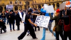 Colectivos ciudadanos exigen al Gobierno la retirada de la 'Ley Mordaza' en la Plaza Mayor
