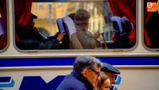 Tradicional aguinaldo en la Plaza Mayor para el Guardia Urbano